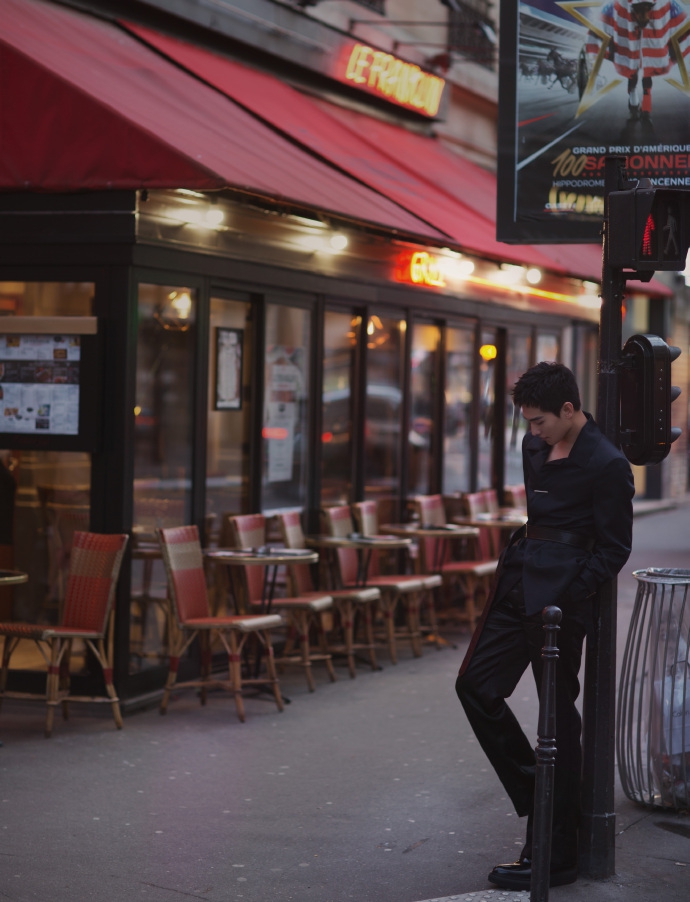 杨洋黑色套装现身巴黎街头，慢节奏，惬生活，尽显格调型男本色图片