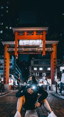 夜景街头景区牌坊下的潮流型男手机壁纸图片