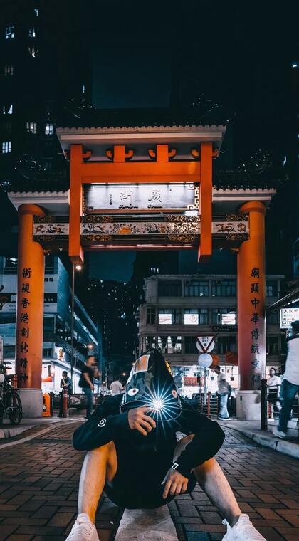 夜景街头景区牌坊下的潮流型男手机壁纸图片