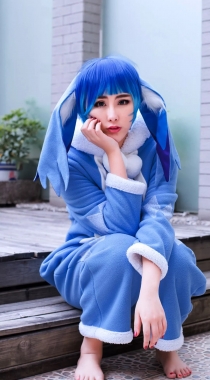 坐在台阶上的COSPLAY蓝发美女高清手机壁纸组图2