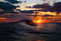 汹涌的海浪加上唯美的海霞夕阳，好美的画面