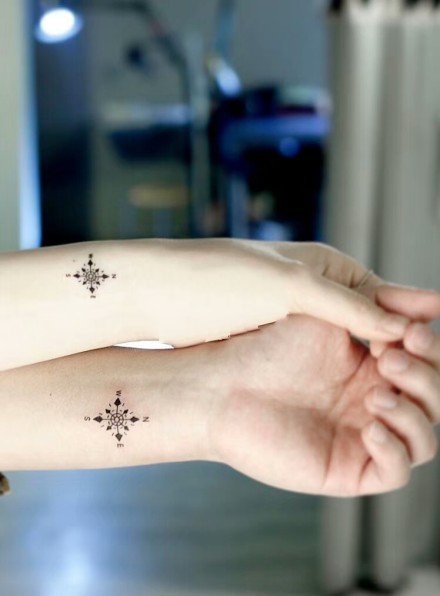 年轻情侣小纹身图案，左右对称配对型情侣手臂手腕纹身图片图片