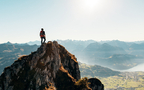 站在大山顶端傲视群山的唯美森林风景图片组图3