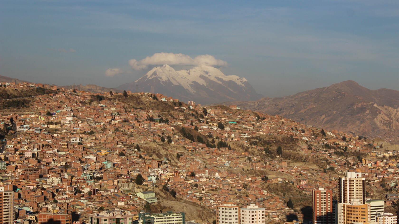 站在大山顶端傲视群山的唯美森林风景图片套图12