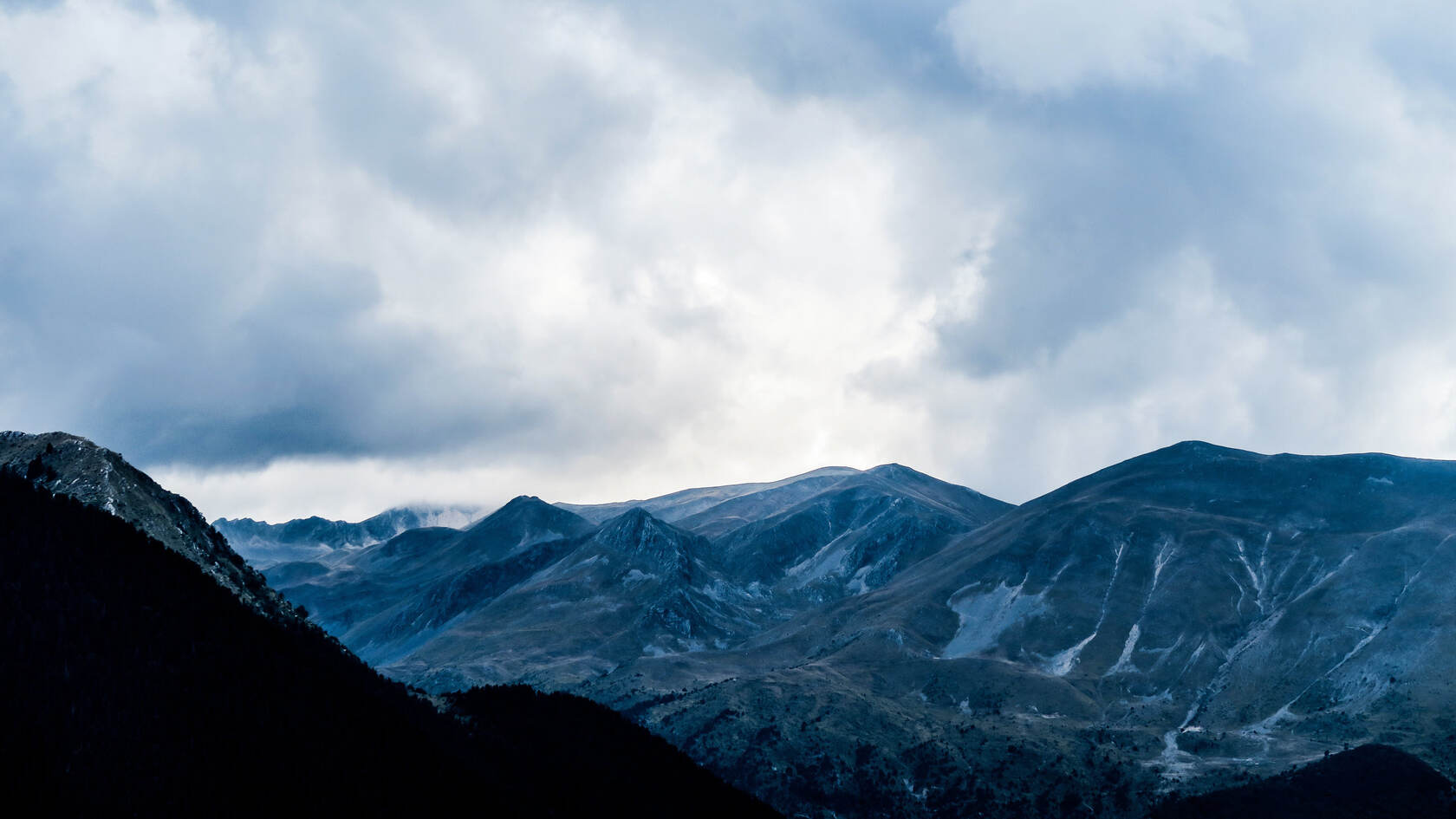 站在大山顶端傲视群山的唯美森林风景图片套图13