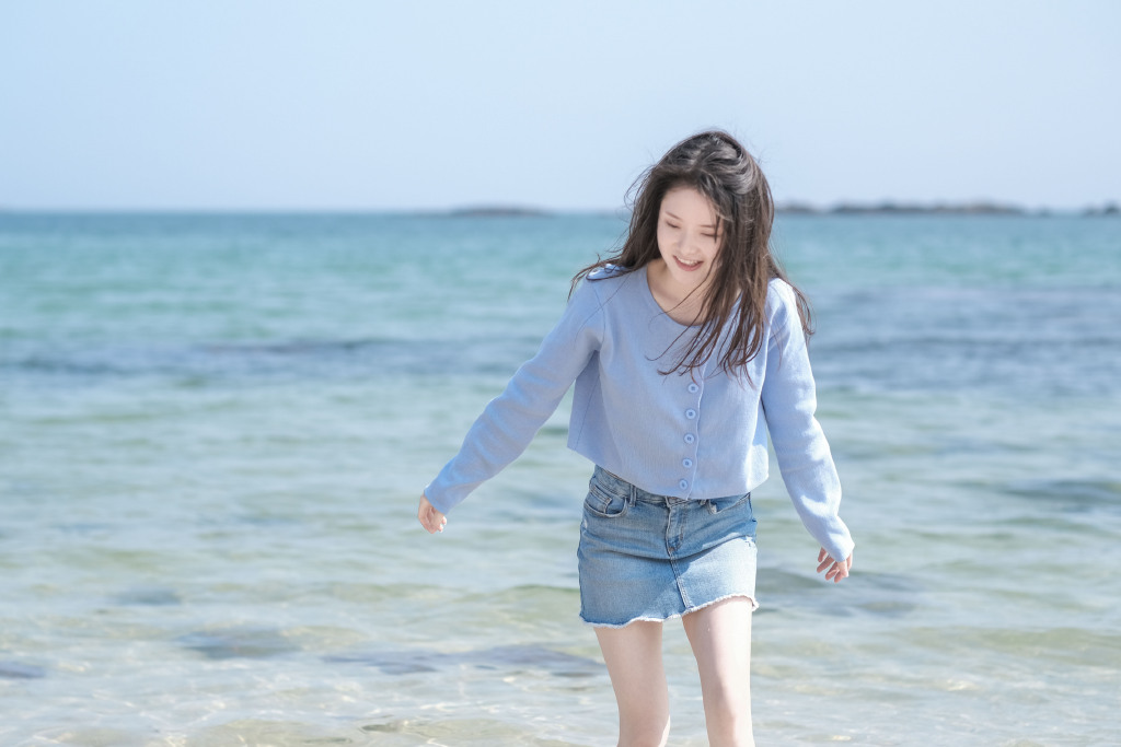 海边粉嫩美女小妹蓝衣短裙销魂荡魄戏水露小蛮腰美腿写真图片图片