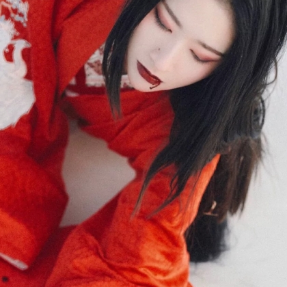 雪中受伤的红衣古风QQ美女头像，香消玉殒惹人怜