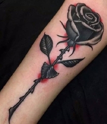 黑色玫瑰纹身图案，酷感美感十足的女生各部位黑玫瑰纹身图案图片组图2