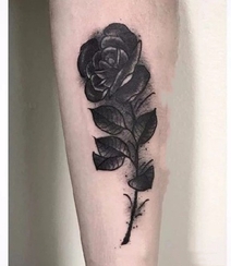 黑色玫瑰纹身图案，酷感美感十足的女生各部位黑玫瑰纹身图案图片组图6