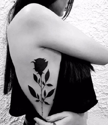 黑色玫瑰纹身图案，酷感美感十足的女生各部位黑玫瑰纹身图案图片组图3