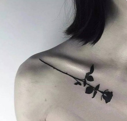 黑色玫瑰纹身图案，酷感美感十足的女生各部位黑玫瑰纹身图案图片图片