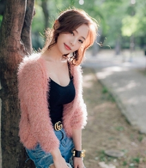 南韩绝美网拍美女尤物Ssovely紧身衣，牛仔裤系列写真图集（一）组图10