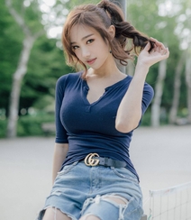 南韩绝美网拍美女尤物Ssovely紧身衣，牛仔裤系列写真图集（一）组图18