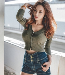 南韩绝美网拍美女尤物Ssovely紧身衣，牛仔裤系列写真图集（一）组图24