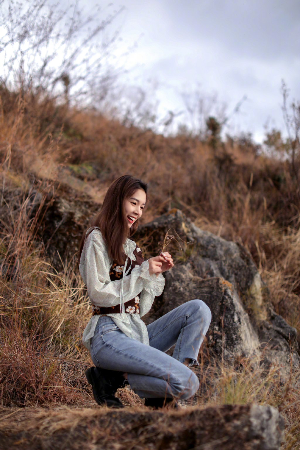 陈瑶甜美怡然海边游逛唯美图片，夹克背心白衫牛仔裤，休闲惬意图片