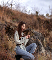 陈瑶甜美怡然海边游逛唯美图片，夹克背心白衫牛仔裤，休闲惬意组图4