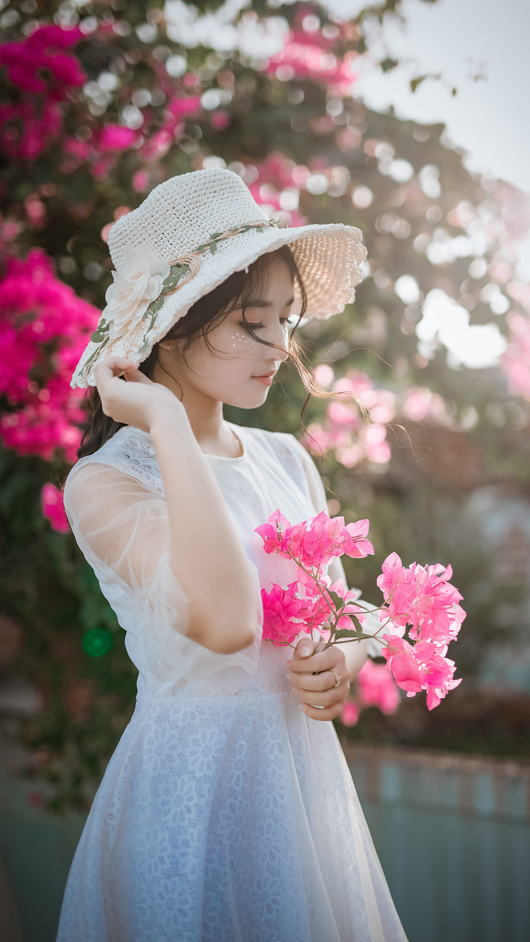 手拿鲜花带帽子的清纯美女高清手机壁纸套图2