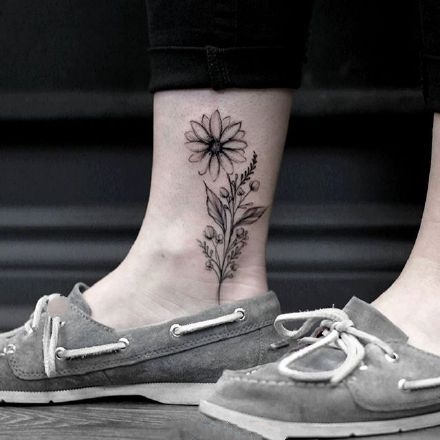 花朵，花卉纹身图案，男生脚踝处精美花朵，花卉小纹身图片欣赏图片