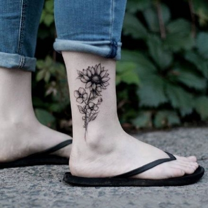 花朵，花卉纹身图案，男生脚踝处精美花朵，花卉小纹身图片欣赏