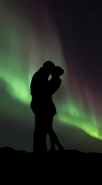 唯美的月亮，北极极光下接吻的情侣爱情手机壁纸组图4