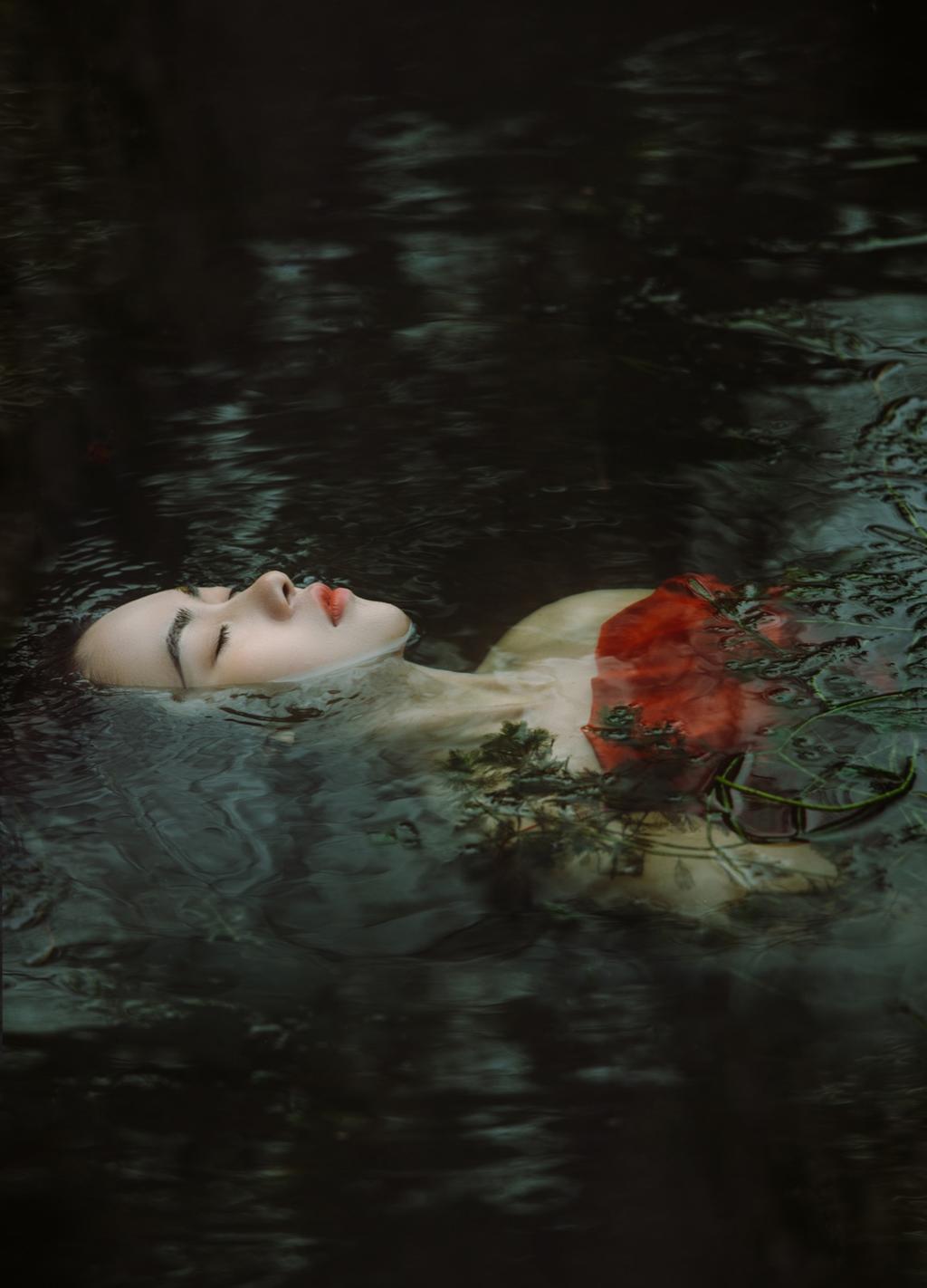 湖中丽影，吊带红裙女孩湖中湿身唯美私密写真摄影图片图片