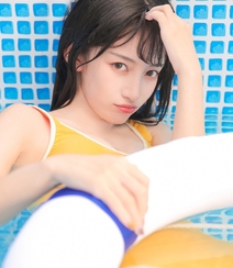 粉嫩泳池美女小妹性感紧身暖黄比基尼戏水湿身116美女写真组图2