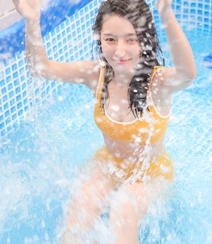 粉嫩泳池美女小妹性感紧身暖黄比基尼戏水湿身116美女写真组图8