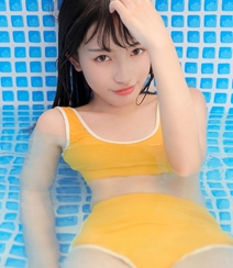 粉嫩泳池美女小妹性感紧身暖黄比基尼戏水湿身116美女写真组图16