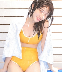 粉嫩泳池美女小妹性感紧身暖黄比基尼戏水湿身116美女写真