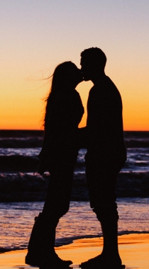夕阳下情侣拥抱亲吻，求婚等幸福瞬间高清爱情手机壁纸组图3