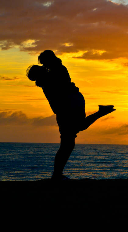 夕阳下情侣拥抱亲吻，求婚等幸福瞬间高清爱情手机壁纸