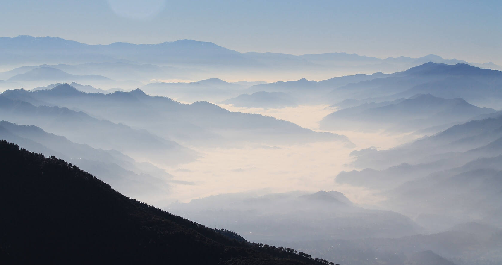 大雾自然天气的唯美风景壁纸，雾色的森林，山脉，道路壁纸图片套图5