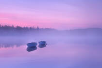 大雾天气中的镜湖孤舟唯美风景壁纸图片