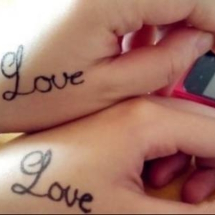 love字样情侣纹身图片，左右配对带字母love的爱意情侣纹身作品