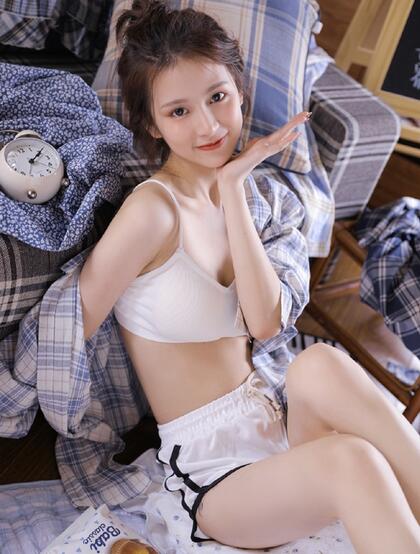 粉嫩白皙丸子头美胸美少女性感吊带内衣短裤居家私密写真图集