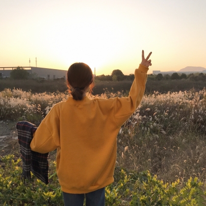 唯美的夕阳下的长发美女背影头像套图