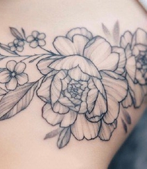 简单朴素花卉线条纹身图案，女人性感部位花朵花卉纹身图片组图2