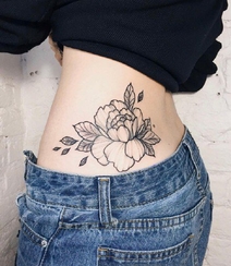 简单朴素花卉线条纹身图案，女人性感部位花朵花卉纹身图片组图6