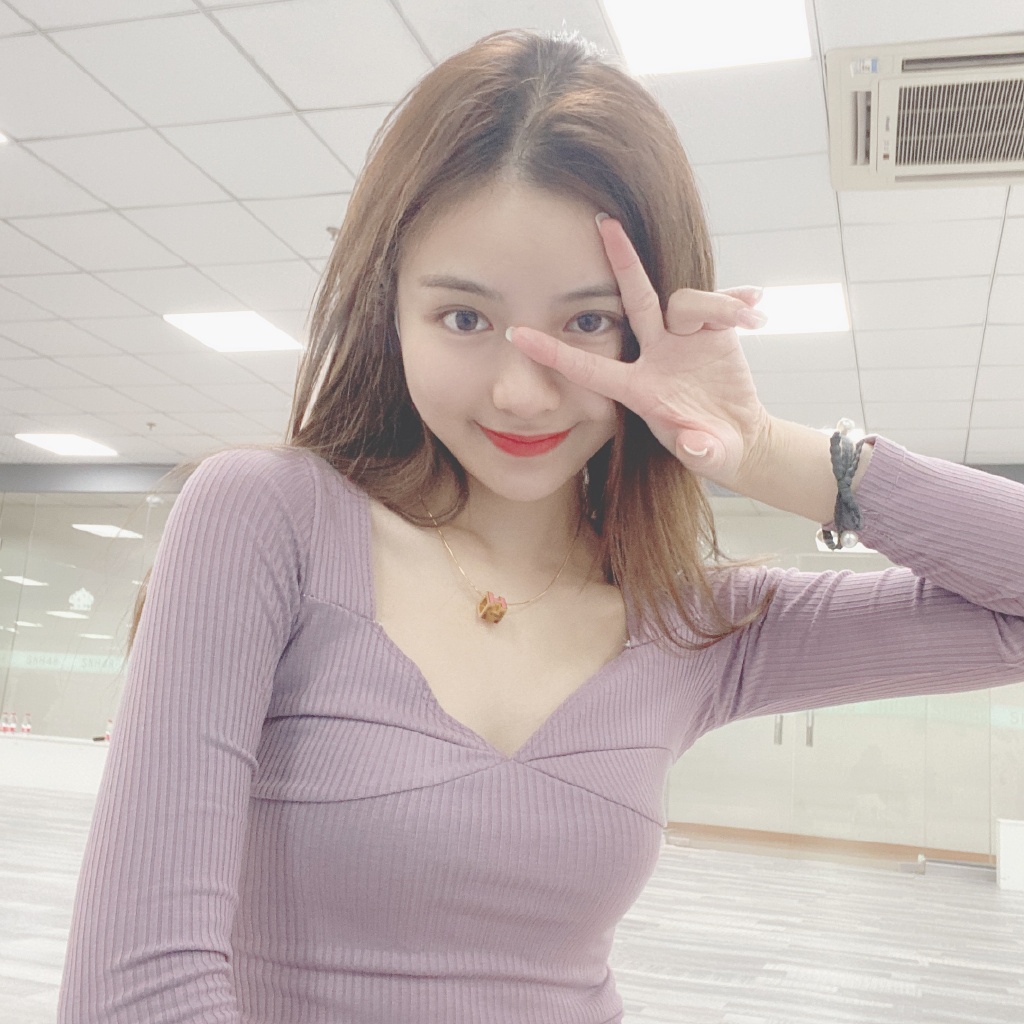 SNH48许杨玉琢淡紫色低胸衣性感诱惑舞蹈室自拍照片图片