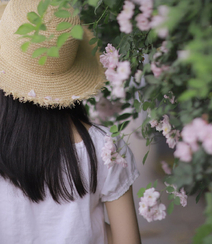 蔷薇花前戴草帽的白衣长裙妙龄好看美少女甜美侧颜写真图片组图9