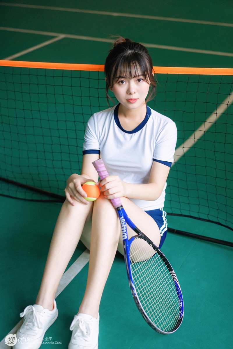 网球场里的大白美腿运动妹子紧身衣短裤性感写真图片图片