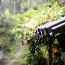 江南风景，潺潺细雨，下雨中的屋檐唯美意境景色图片