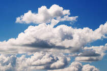 蓝色天空下如海绵的白色云朵桌面壁纸