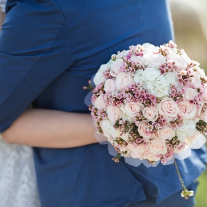 结婚婚礼上手拿一束鲜花的新郎或新娘唯美高清图片