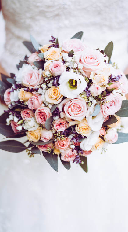 新娘手中的玫瑰花束唯美植物手机壁纸