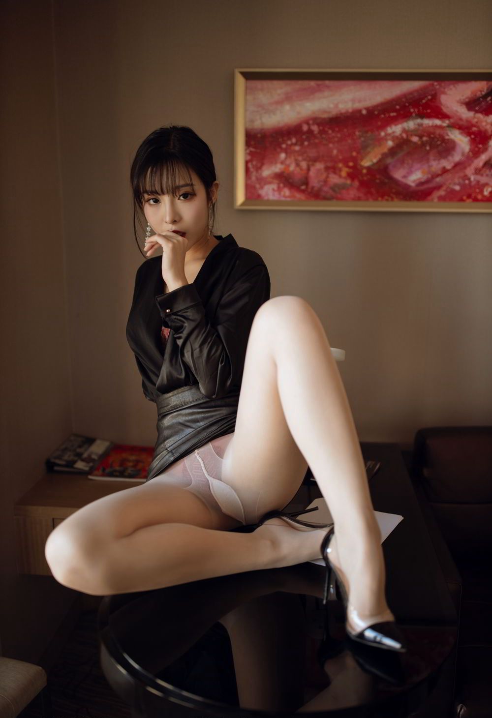 性感娇小身材美女秘书陈小喵紧身黑衣包臀裙丝袜妖娆写真图片套图17