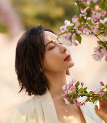 陈数街边花树下唯美浪漫写真图片，美过18岁少女组图1