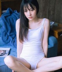 好看的大眼睛养眼美丽女人张开腿无遮无挡居家写真图片