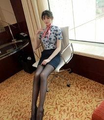 甜美型小脸美女yoo优优紧身空乘制服短裙显性感美腿翘臀写真图集组图9