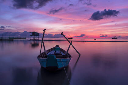 夕阳下的镜湖中的孤舟唯美景色电脑壁纸